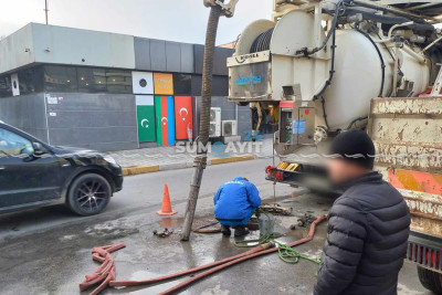 Bu küçədə kanalizasiya quyularının təmizlənməsi tıxaca səbəb olur