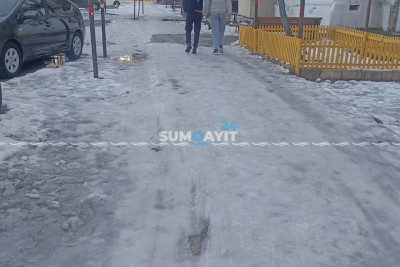 Təhlükə saçan buzlu səkilər