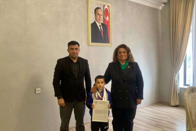 Deputat Hicran Hüseynova 5 yaşlı idmançını təbrik edib
