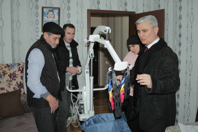 Bir qrup əliliyi olan şəxsə reabilitasiya vasitələri təqdim olunub