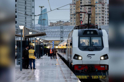 Ekspres qatar texniki səbəbə görə ləngiyib