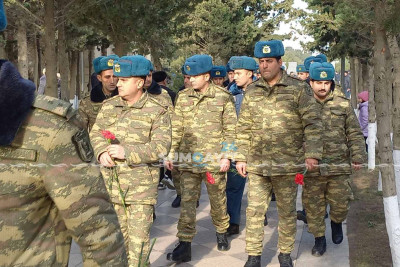 Sumqayıt camaatı şəhidləri yad edir