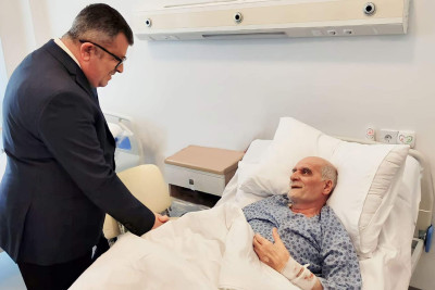 Direktor müalicə alan Əməkdar jurnalistə baş çəkib