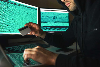 Vətəndaşın bank kartından 300 manat oğurlanıb