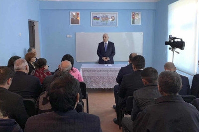 Zəngilanın icra başçısı keçmiş məcburi köçkünləri dinləyib