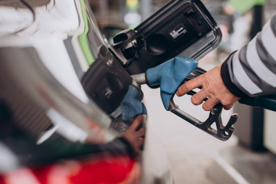 Yanacaqdoldurma məntəqəsinin işçisi taxta ilə döyülüb