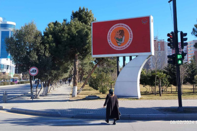 Bir sıra küçə və prospektlərdə maarifləndirici posterlər nümayiş edilib