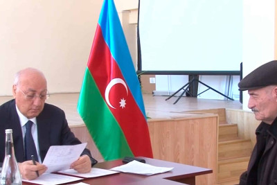 Şəhər rəhbəri sakinlərlə görüşüb