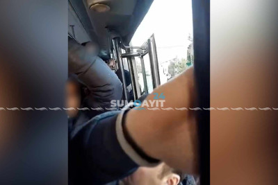 Qapısı açıq halda sərnişin daşıyan avtobus