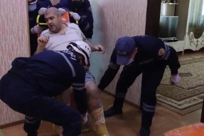 Xilasedicilər ağır çəkili vətəndaşa xəstəxanaya çatmağa yardım ediblər