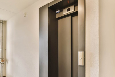 Liftdə “ilişən” sakin xilas edilib