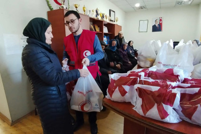 Ehtiyaclı ailələrə bayram sovqatları paylanılıb