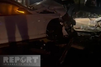 “BMW” köşkə çarpılıb, 2 nəfər xəsarət alıb