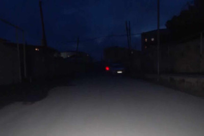 Uzun illər işıqlandırılmayan Əliağa Vahid küçəsi