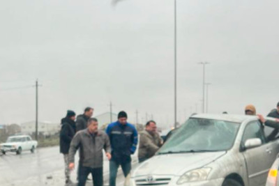 Sarayda “Toyota” işıq dirəyinə çarpılıb