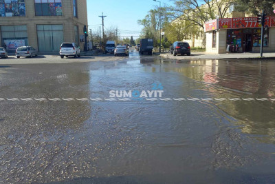 Azərbaycan prospektini kanalizasiya suyu basıb