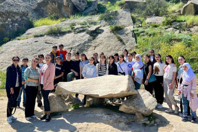 32 nömrəli məktəbin şagirdləri Qobustan qoruğunda olublar