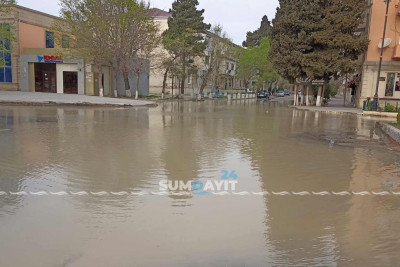 Heydər Əliyev prospektində içməli su borusu partlayıb