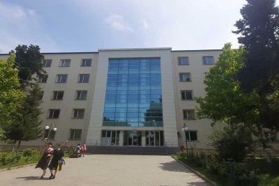 1 saylı xəstəxanada intihar: xəstə pəncərədən atlanıb