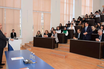 Akademik Vaqif Abbasov SDU tələbələrinə ustad dərsi keçib