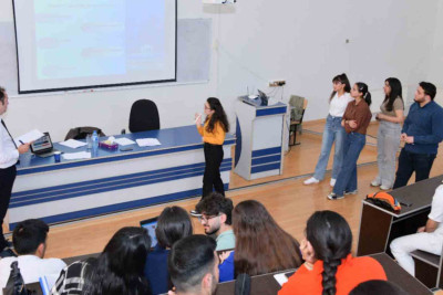 Təlimçi Emin Okutan tələbələrin biznes situasiya tapşırıqlarını qiymətləndirib