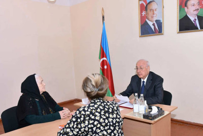 Zakir Fərəcov 10-cu mikrorayon sakinlərini dinləyib