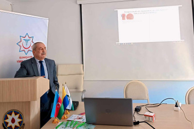 Professor Fuad Həsənov həkimlərə məruzə ilə çıxış edib