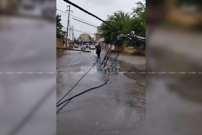 Külək elektrik dirəklərini aşırıb: sakinlər narahatdırlar