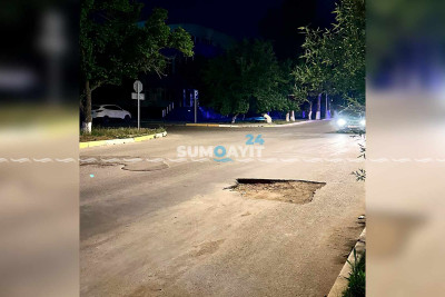 Dəfələrlə çökən yolda yenə çala yaranıb