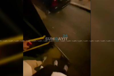 Qapısı açıq halda hərəkət edən marşrut avtobusu