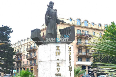 Şəhərin baş rəssamı tərəfindən hazırlanan Nəsimi heykəli