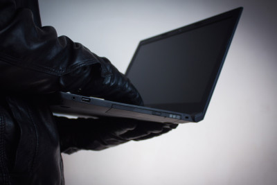 Kafedən notbuklar oğurlanıb: keçmiş məhkum tutulub