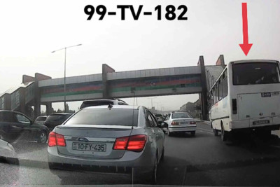 Sərnişin avtobusu bordürə çarpılıb