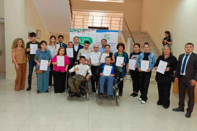 Sağlamlığı məhdud gənclərin əl işləri sərgilənib