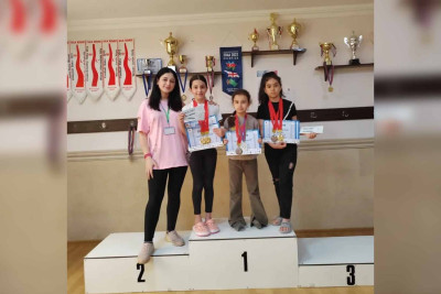 Yeniyetmə üzgüçülərimiz turnirdə 11 medal qazanıblar