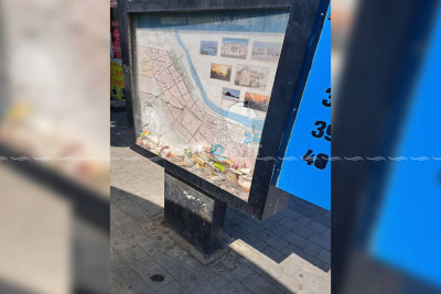 Sumqayıtda məlumat lövhəsi zibil qabına çevrilib