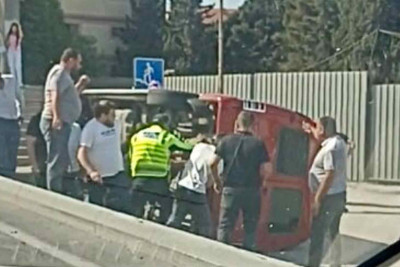 Sumqayıt yolunda mikroavtobus aşıb
