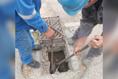 Sumqayıtda yağış barmaqlıqları təmizlənib