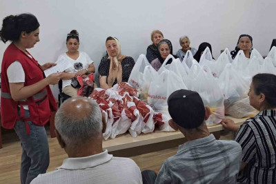 Sumqayıtda xeyriyyəçi ehtiyaclı ailələri sevindirib