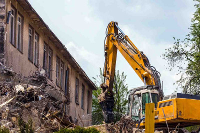 FHN Sarayda inşa olunan qanunsuz tikilini söküb