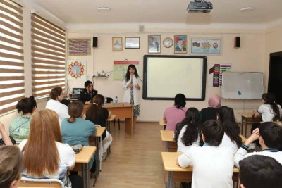 Şagird və valideynlərə erkən nikahın fəsadlarından danışılıb