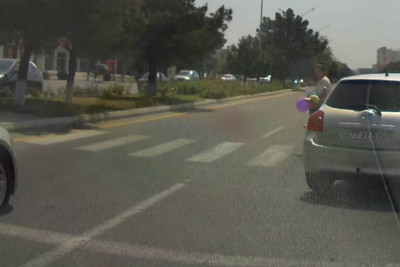 Piyadalara məhəl qoymadı, qırmızı işıqda keçdi