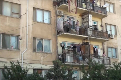 5 saylı yataqxanada qonşu həmyaşıdının başına çəkiclə vurub