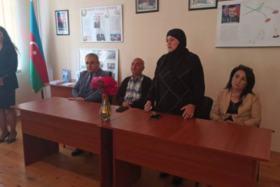 Şəhid Xudayarın anası Sumqayıtda məktəb kollektivi ilə görüşüb