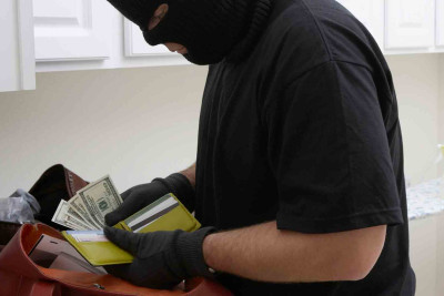 Dələduz iki Sumqayıt sakininin pulunu mənimsəyib