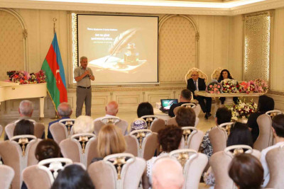 Heydər Əliyev Mərkəzində həkimin şeirlər kitabının təqdimatı keçirilib