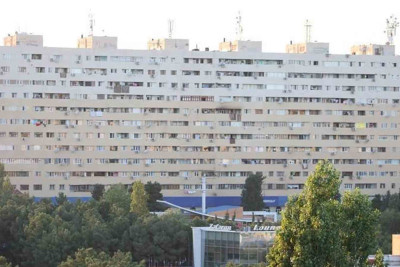 “14 mərtəbə”nin fasadı uçub