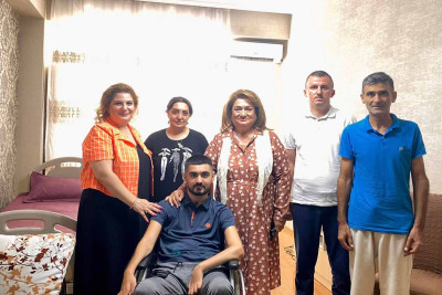 Hicran Hüseynova qazini ziyarət edib