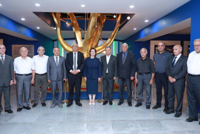 Deputatlığa namizəd seçicilərlə bir araya gəlib