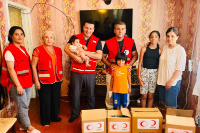 Xəstəlikdən əziyyət çəkən şəhər sakininə xüsusi qida çatdırılıb